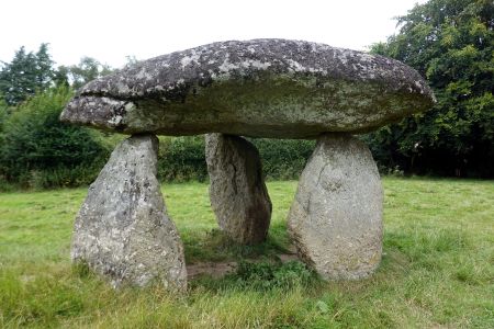 Starověkých památek v Anglii je velké množství - dolmen Spinster Rock.